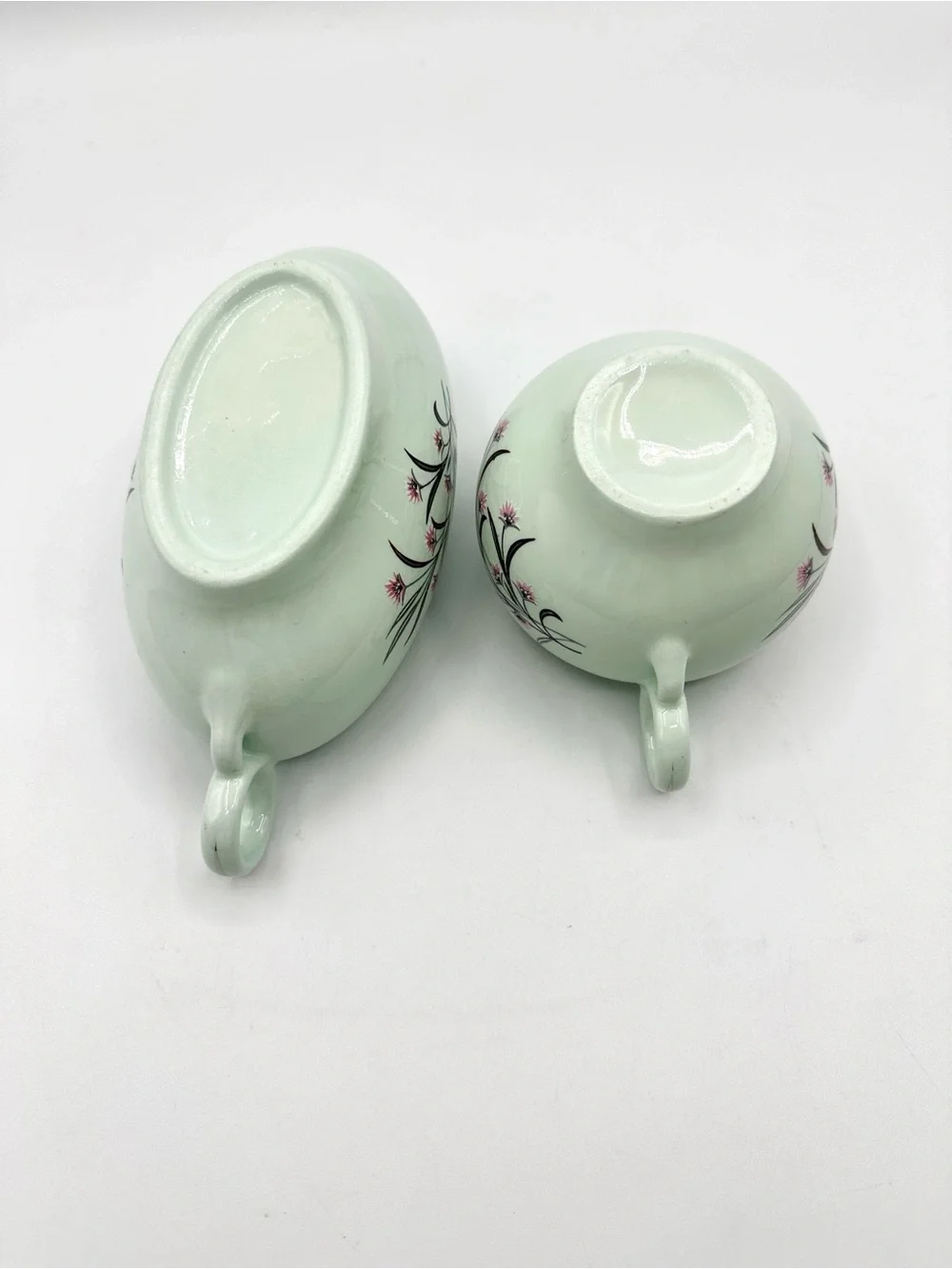 1949 Universal Potteries Gravy Boat & Creamer in Ballerina Mist. “Strawflowers”